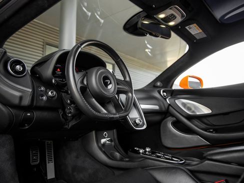 Used 2022 McLaren GT RWD image 26