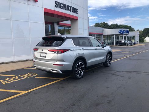 Used 2024 Mitsubishi Outlander SE image 2