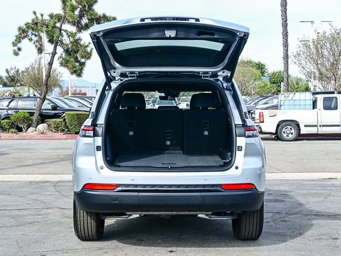 New 2025 Jeep Grand Cherokee Altitude image 6