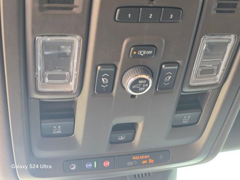 Used 2024 Cadillac Escalade Premium Luxury image 33