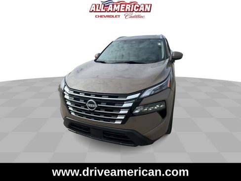 Used 2024 Nissan Rogue SV w/ SV Premium Package image 3