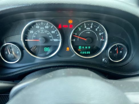 Used 2014 Jeep Wrangler Unlimited Sahara w/ Connectivity Group AWD/4WD image 10