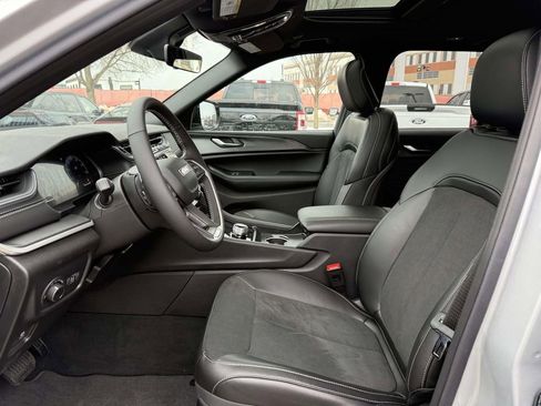 New 2025 Jeep Grand Cherokee Altitude AWD/4WD image 15
