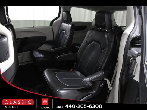 Used 2023 Chrysler Pacifica Touring-L image 19