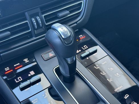 Certified 2024 Porsche Macan AWD/4WD image 21