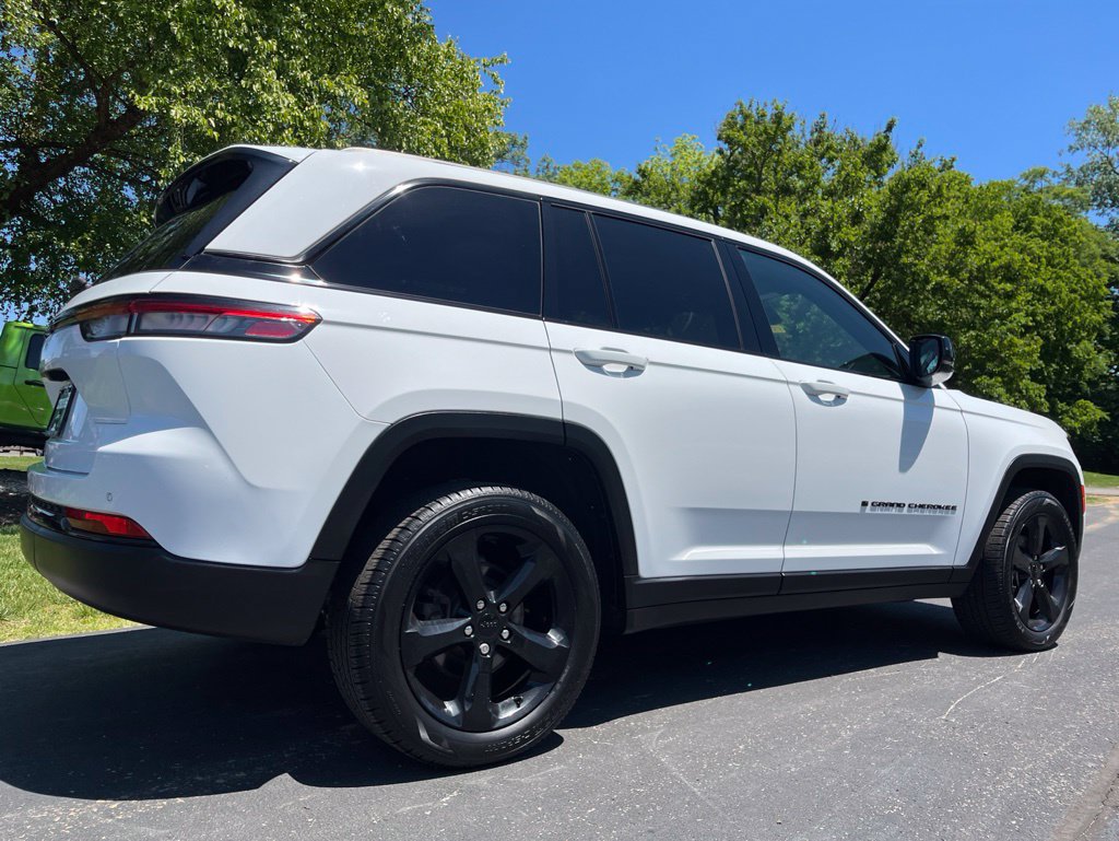 Used 2023 Jeep Grand Cherokee Altitude AWD/4WD image 32