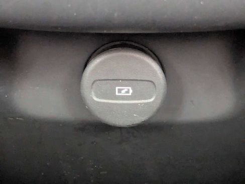 Certified 2025 Volvo XC90 B5 Core AWD/4WD image 19