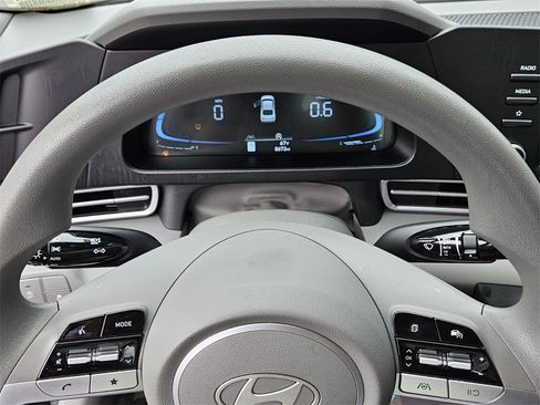 Used 2025 Hyundai Elantra SE image 22