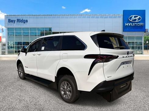 Used 2026 Toyota Sienna LE FWD image 7