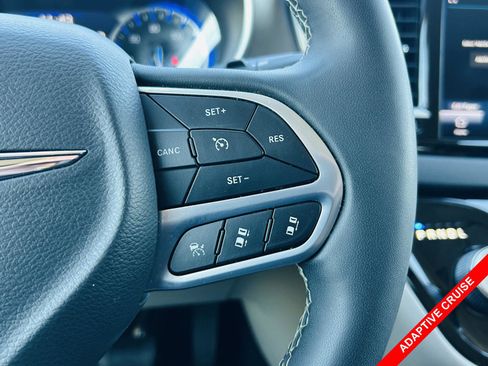 Used 2023 Chrysler Pacifica Touring-L image 6