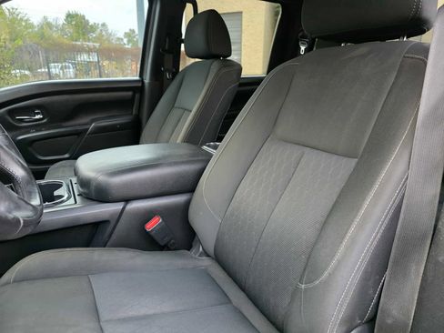 Used 2018 Nissan Titan SV w/ SV Convenience Package image 11