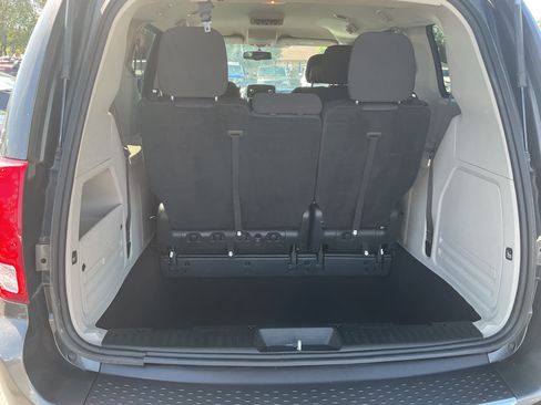 Used 2017 Dodge Grand Caravan SE w/ UConnect Hands-Free Group FWD image 10