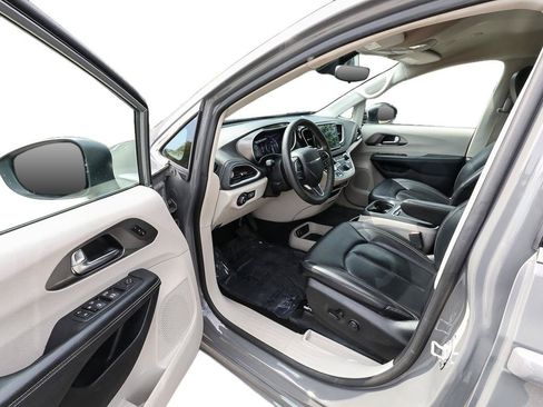 Used 2023 Chrysler Pacifica Touring-L AWD/4WD image 11
