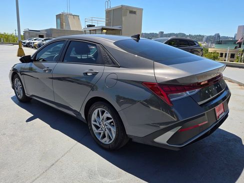 Used 2025 Hyundai Elantra Hybrid FWD image 5