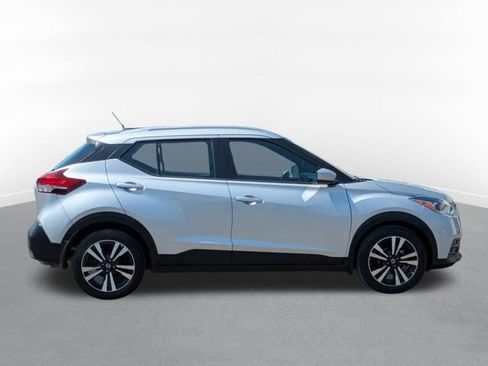 Used 2018 Nissan Kicks SV FWD image 2