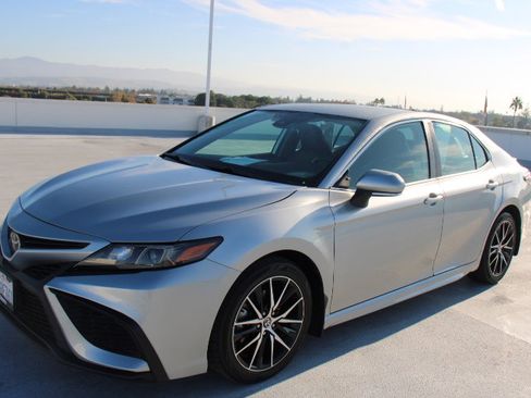 Used 2023 Toyota Camry SE image 6