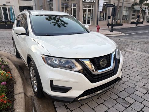 Used 2018 Nissan Rogue S FWD image 3