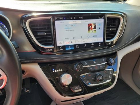 Certified 2022 Chrysler Pacifica Touring-L image 24