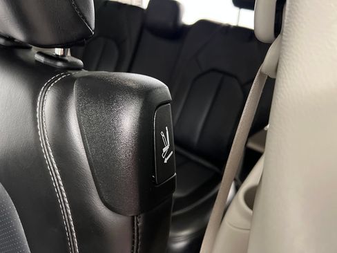 Used 2024 Chrysler Pacifica Touring-L FWD image 19