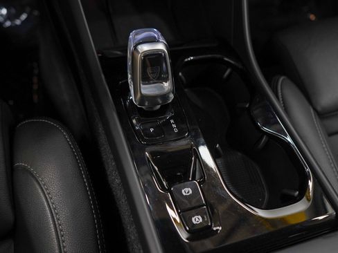 Used 2025 Volvo XC40 B5 Plus AWD/4WD image 23