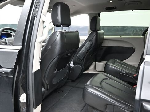 Used 2023 Chrysler Pacifica Touring-L FWD image 21