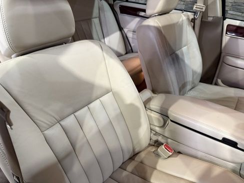 Used 2003 Lincoln Town Car Signature image 3