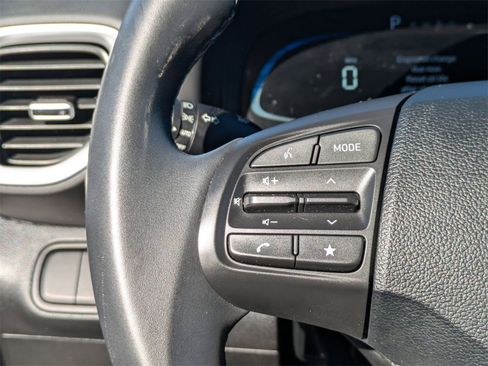 Used 2025 Hyundai Venue SEL image 18