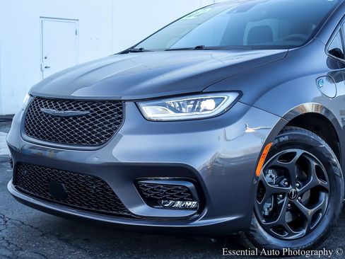 Used 2022 Chrysler Pacifica Limited w/ Uconnect Theater Family Group image 4