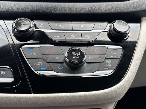 Used 2023 Chrysler Pacifica Touring-L FWD image 15