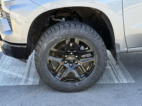 Used 2024 Chevrolet Silverado 1500 LT Trail Boss w/ LT Trail Boss Premium Package AWD/4WD image 9