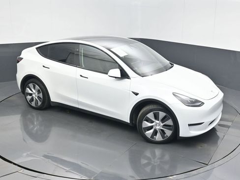 Used 2024 Tesla Model Y Long Range image 31