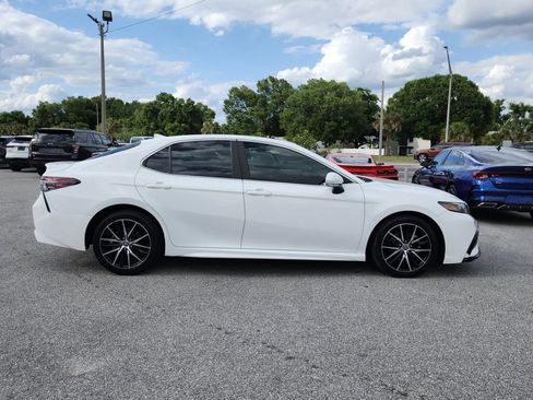 Used 2021 Toyota Camry SE FWD image 3