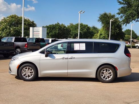 Used 2024 Chrysler Pacifica Touring-L FWD image 4