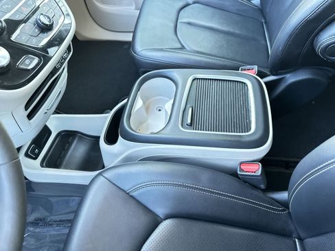 Used 2024 Chrysler Pacifica Touring-L FWD image 19