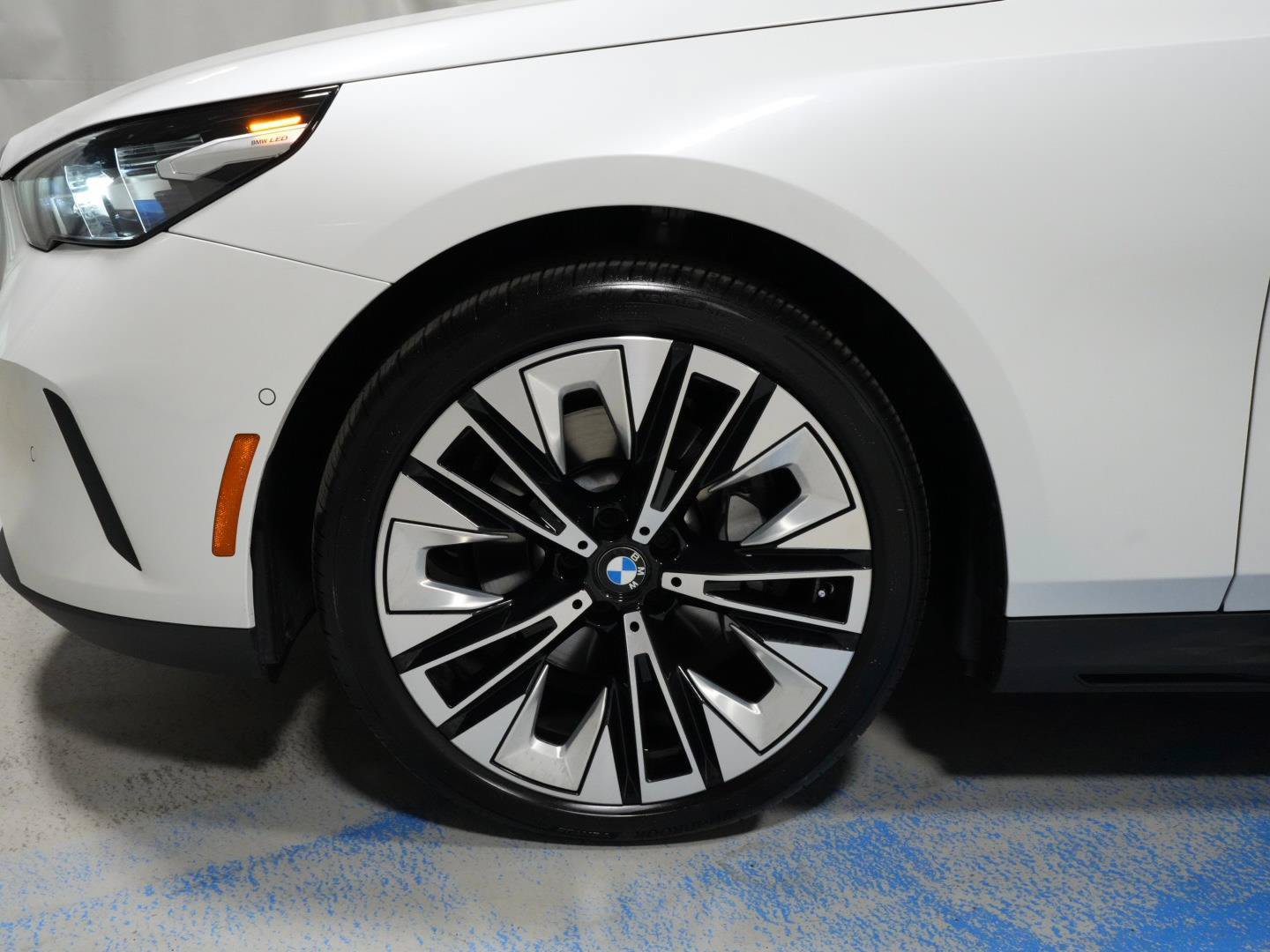 Used 2025 BMW 530i xDrive w/ Premium Package AWD/4WD image 36