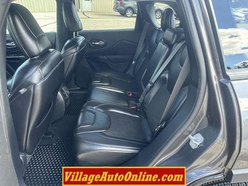 Used 2019 Jeep Cherokee Latitude Plus AWD/4WD image 33