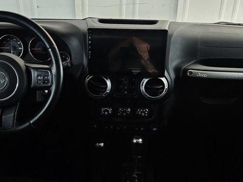 Used 2015 Jeep Wrangler Unlimited Rubicon w/ Connectivity Group AWD/4WD image 9