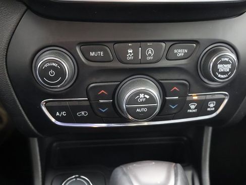 Used 2019 Jeep Cherokee Limited image 13