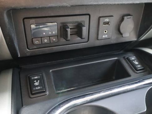 Used 2017 Nissan Titan SV image 16