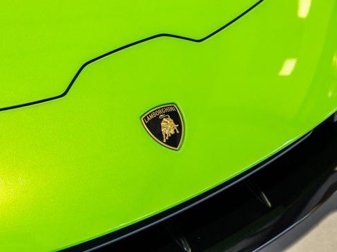 Used 2022 Lamborghini Huracan EVO RWD image 12