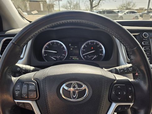 Used 2017 Toyota Highlander Limited image 11
