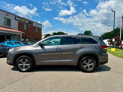 Used 2018 Toyota Highlander XLE AWD/4WD image 4