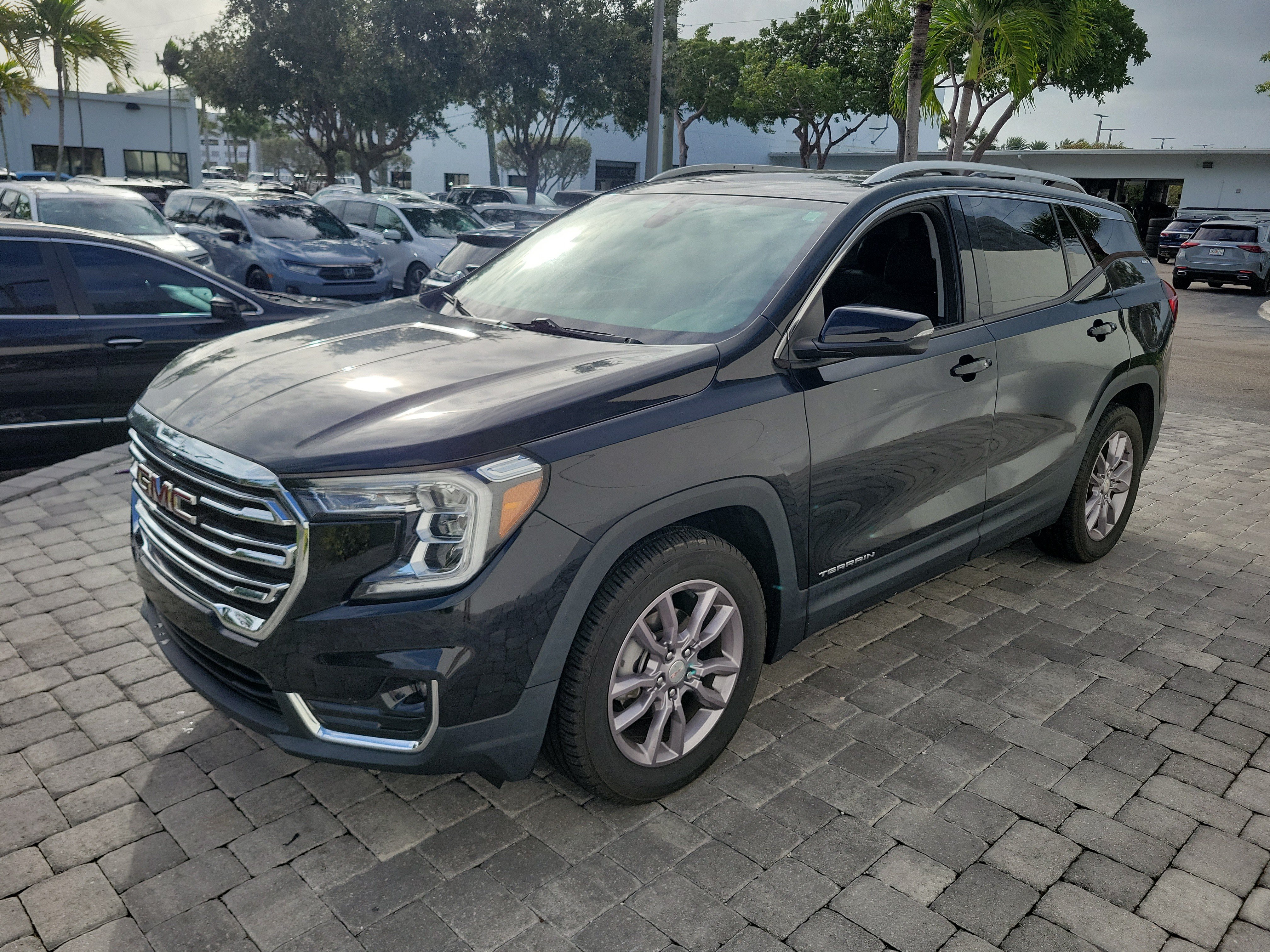 Used 2023 GMC Terrain SLT FWD image 3