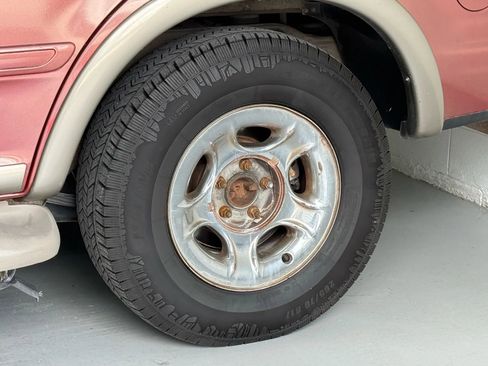 Used 2002 Ford Expedition Eddie Bauer image 14