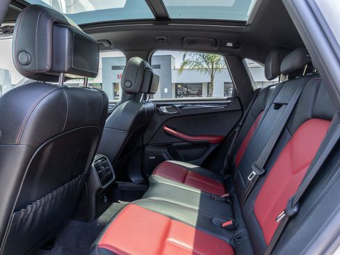 Used 2021 Porsche Macan AWD/4WD image 31