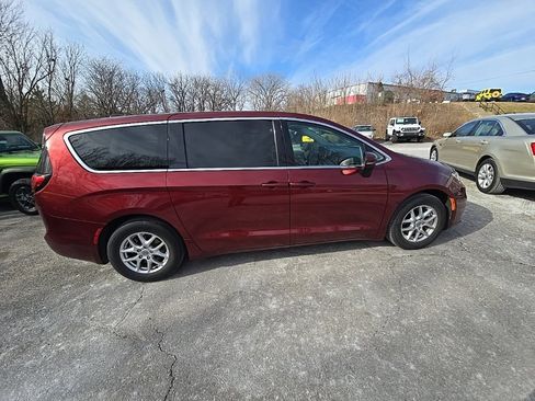 Used 2023 Chrysler Pacifica Touring-L image 9