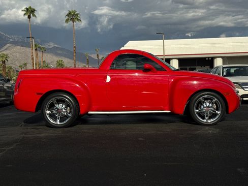 Used 2004 Chevrolet SSR w/ Preferred Equipment Group image 2