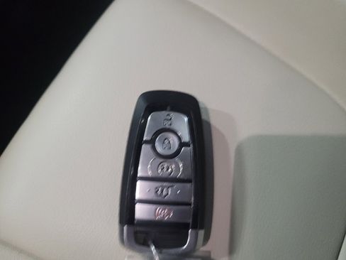 Used 2022 Ford Edge Titanium image 32