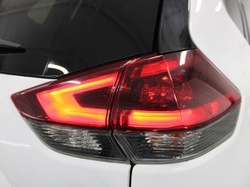 Used 2020 Nissan Rogue SV FWD image 24