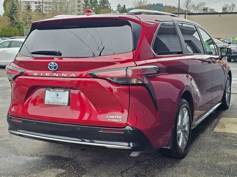 Used 2023 Toyota Sienna Limited image 5